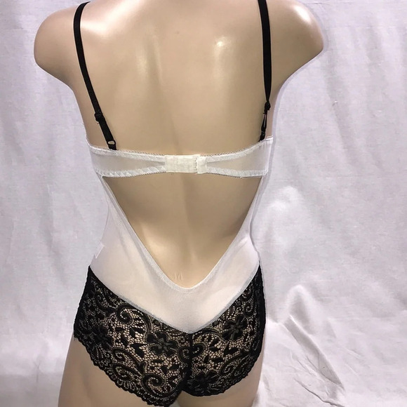 Lace White and Black one-piece romper with underwire and back bra closure - Picture 3 of 3